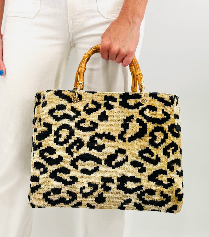 carpet handbag
carpet bag
carpet purse