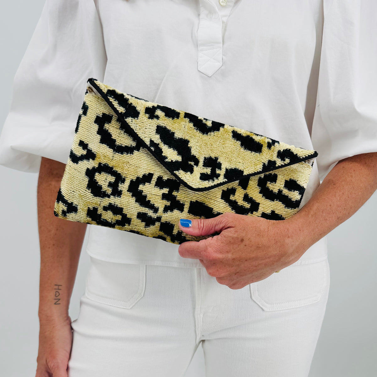 carpet handbag
carpet bag
carpet purse