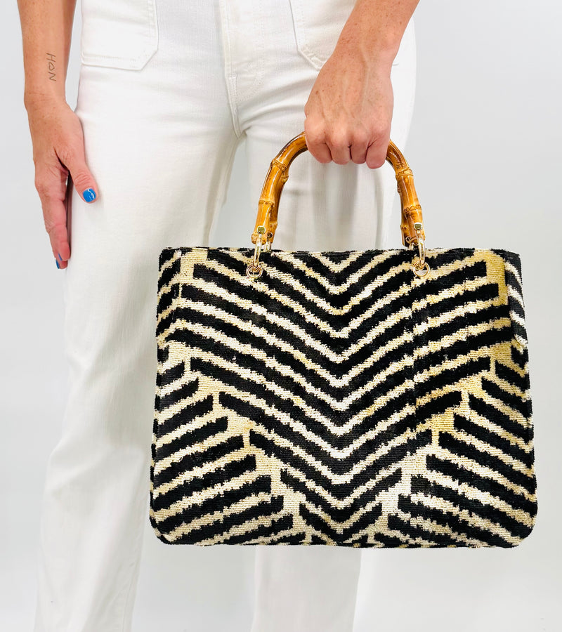 carpet handbag
carpet bag
carpet purse