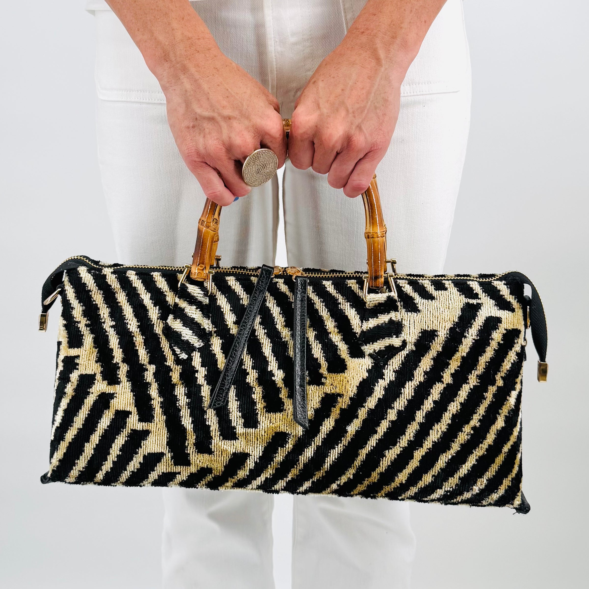 carpet handbag
carpet bag
carpet purse