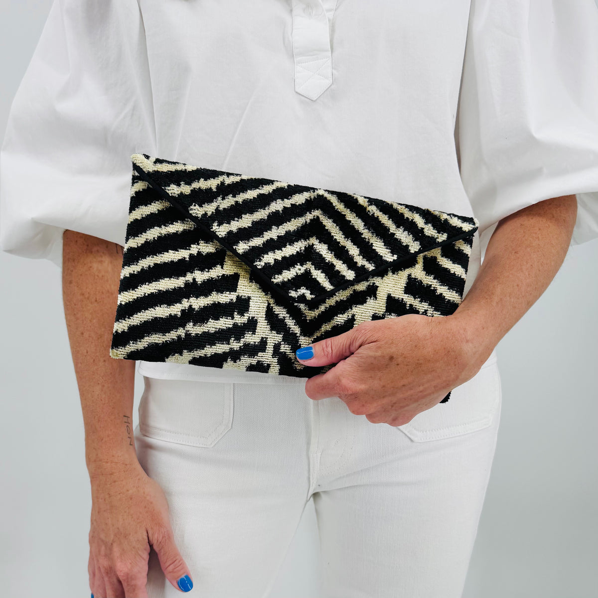 carpet handbag
carpet bag
carpet purse