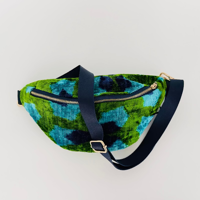carpet handbag
carpet bag
carpet purse