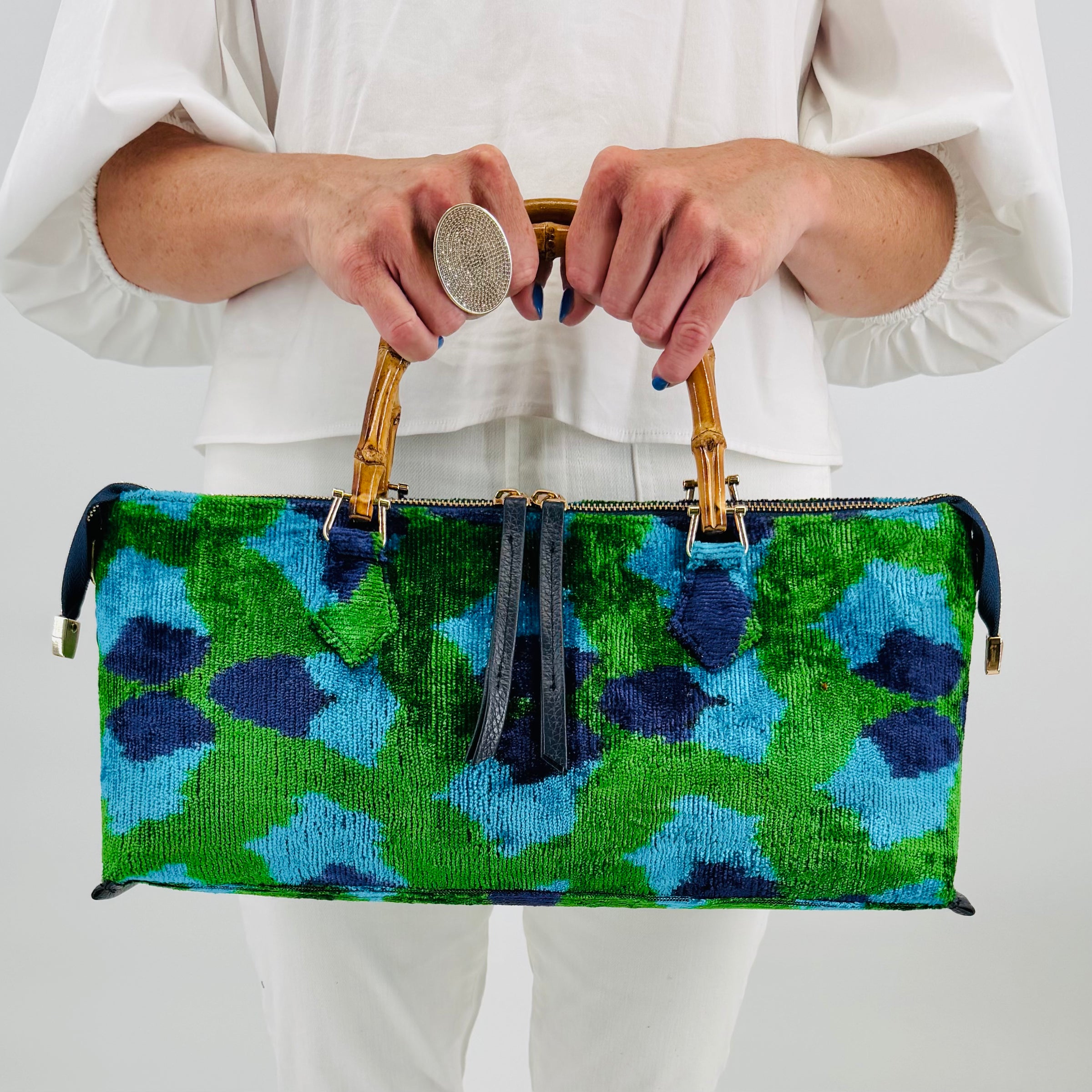 carpet handbag
carpet bag
carpet purse