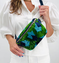 carpet handbag
carpet bag
carpet purse