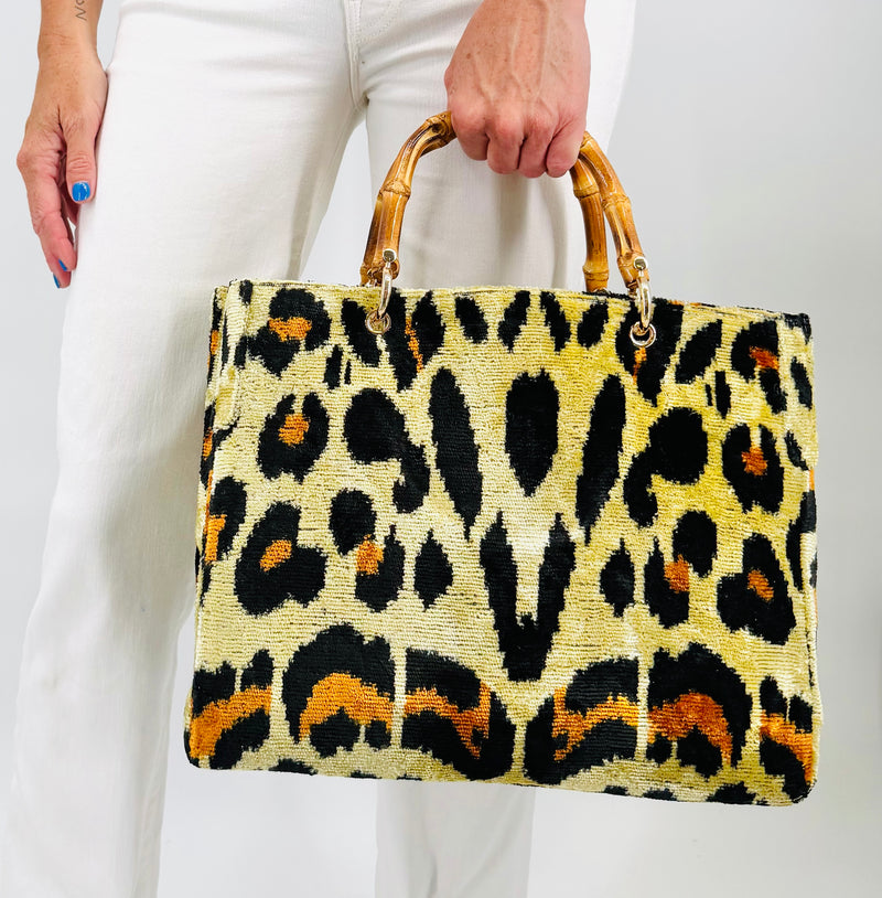 carpet handbag
carpet bag
carpet purse