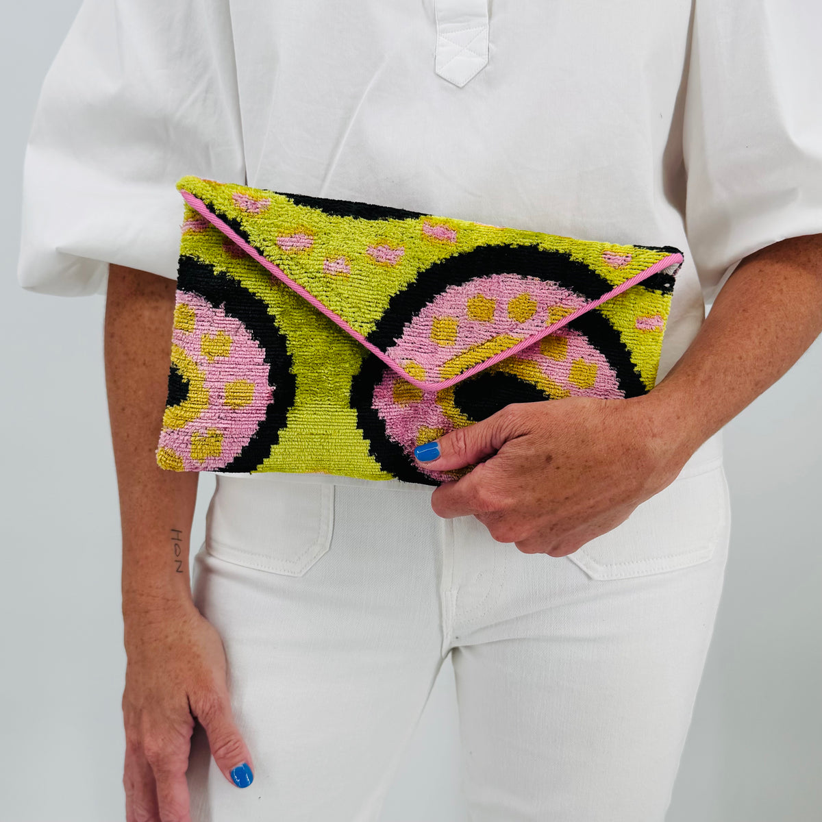 carpet handbag
carpet bag
carpet purse