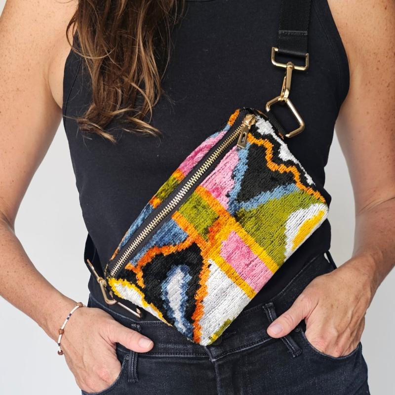 carpet handbag
carpet bag
carpet purse