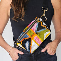 carpet handbag
carpet bag
carpet purse