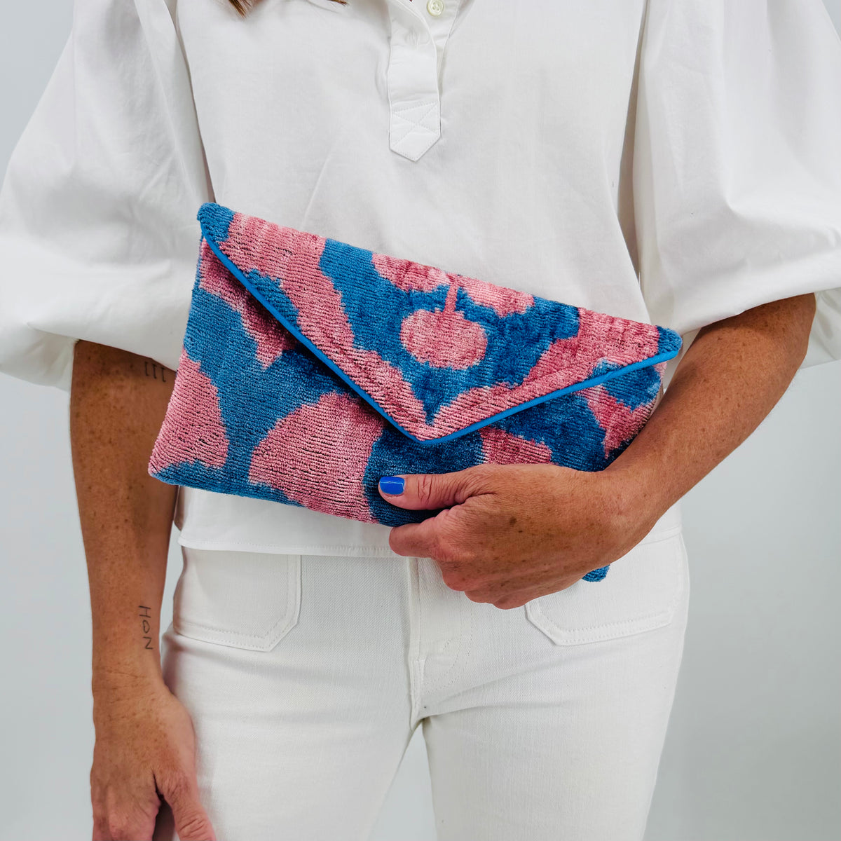 carpet handbag
carpet bag
carpet purse
