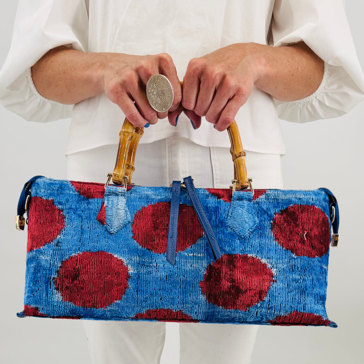 carpet handbag
carpet bag
carpet purse