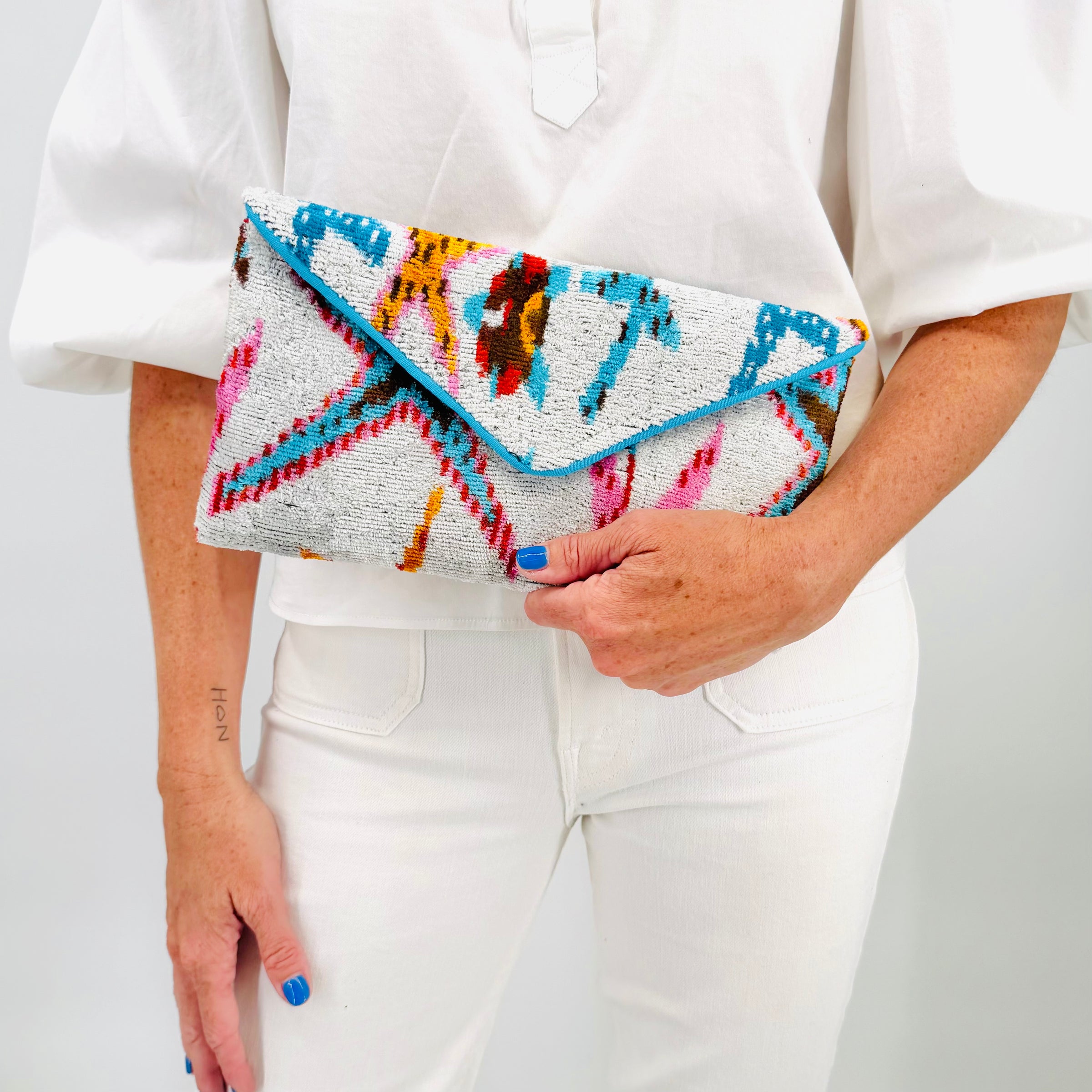carpet handbag
carpet bag
carpet purse