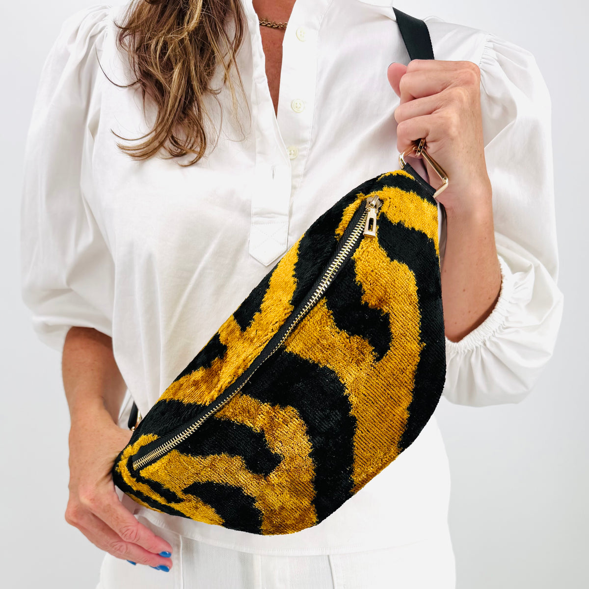 carpet handbag
carpet bag
carpet purse