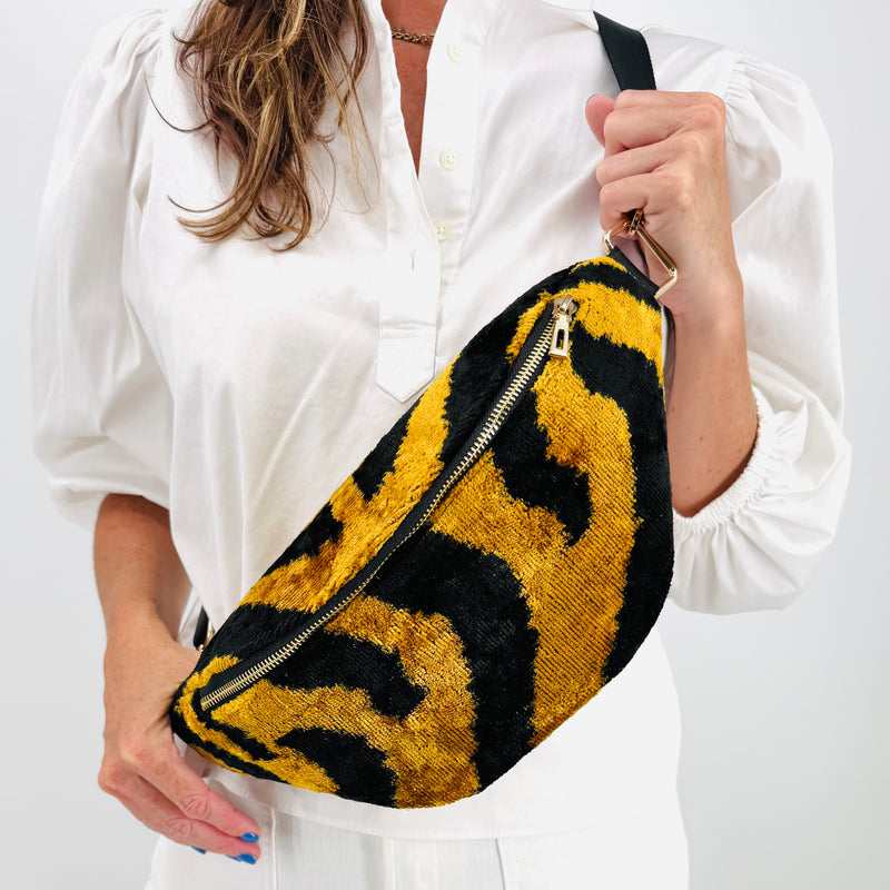 carpet handbag
carpet bag
carpet purse