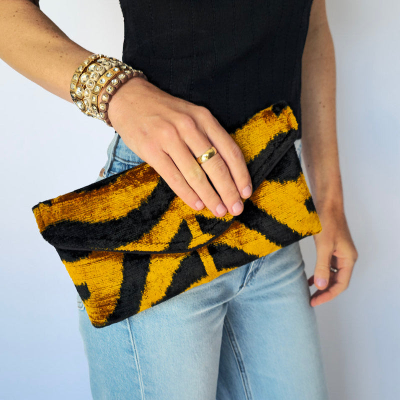 carpet handbag
carpet bag
carpet purse