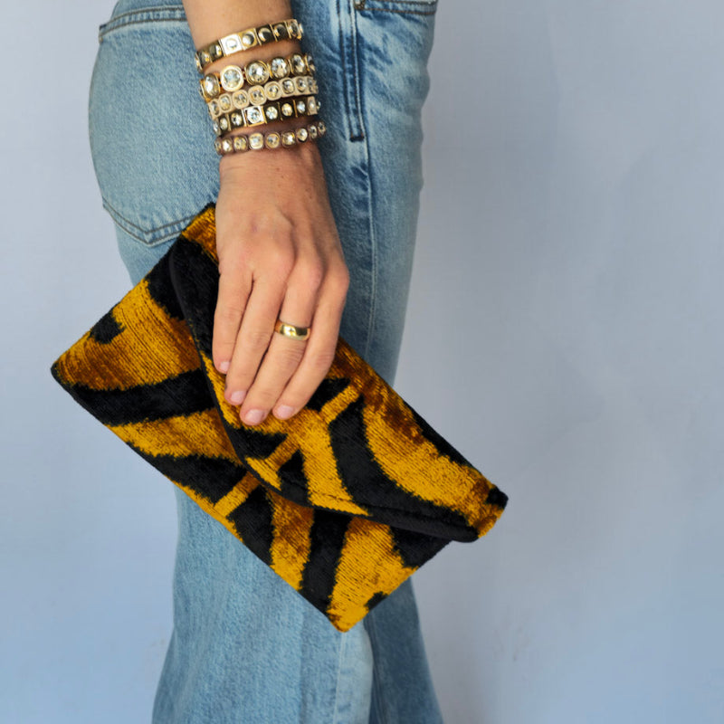 carpet handbag
carpet bag
carpet purse