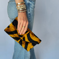 carpet handbag
carpet bag
carpet purse